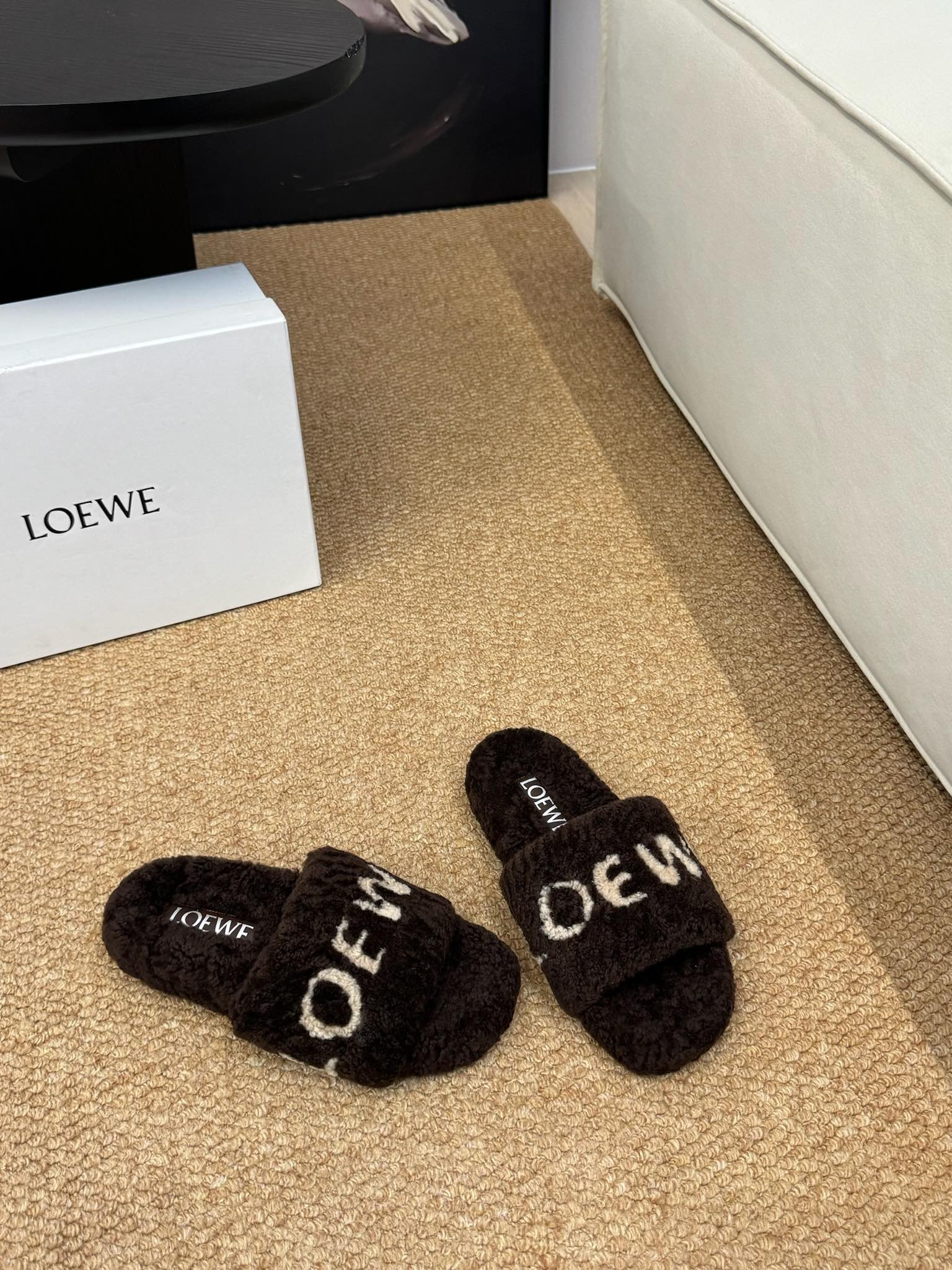 LOEWE 26S FLUFFY SLIDE SANDALS IN DARK BROWN SHEARLING LOGO