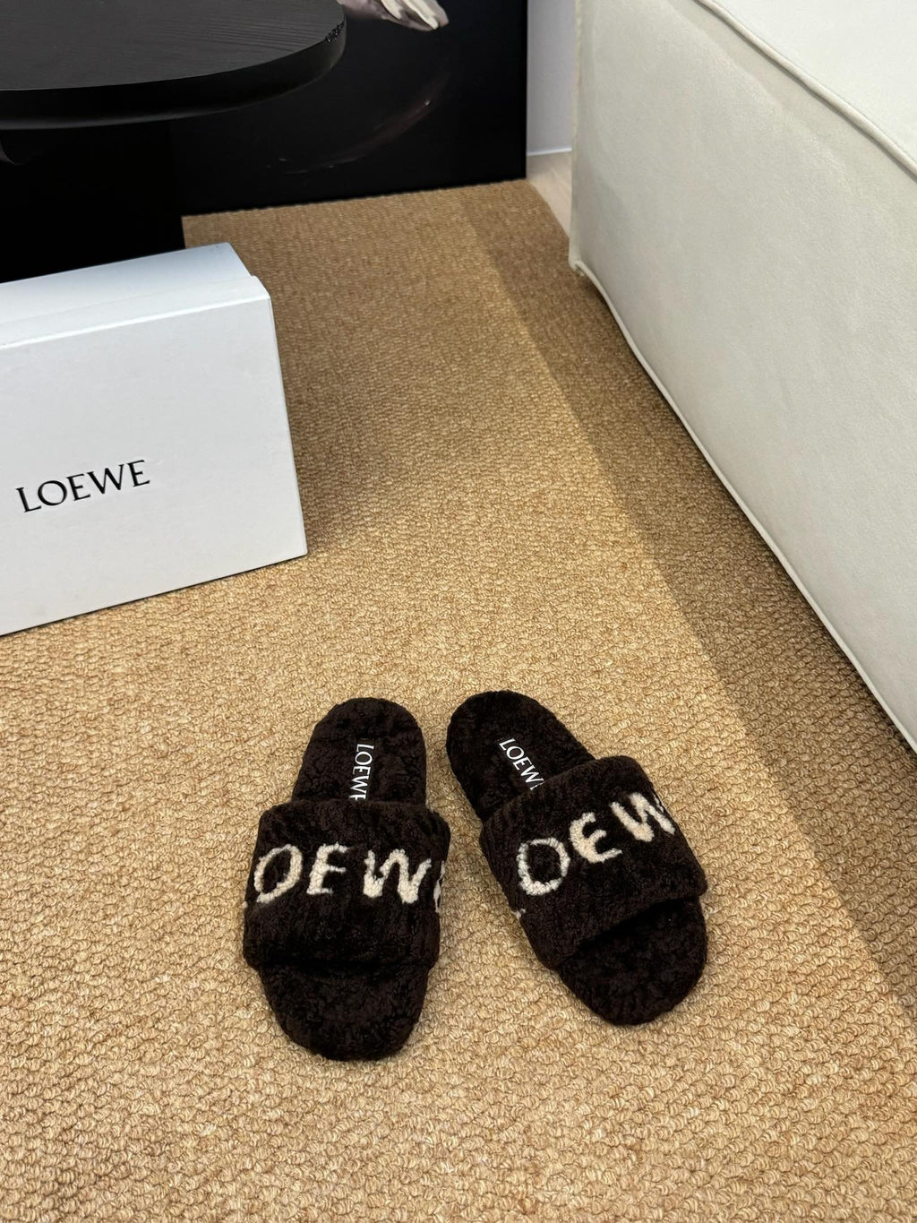 LOEWE 26S FLUFFY SLIDE SANDALS IN DARK BROWN SHEARLING LOGO