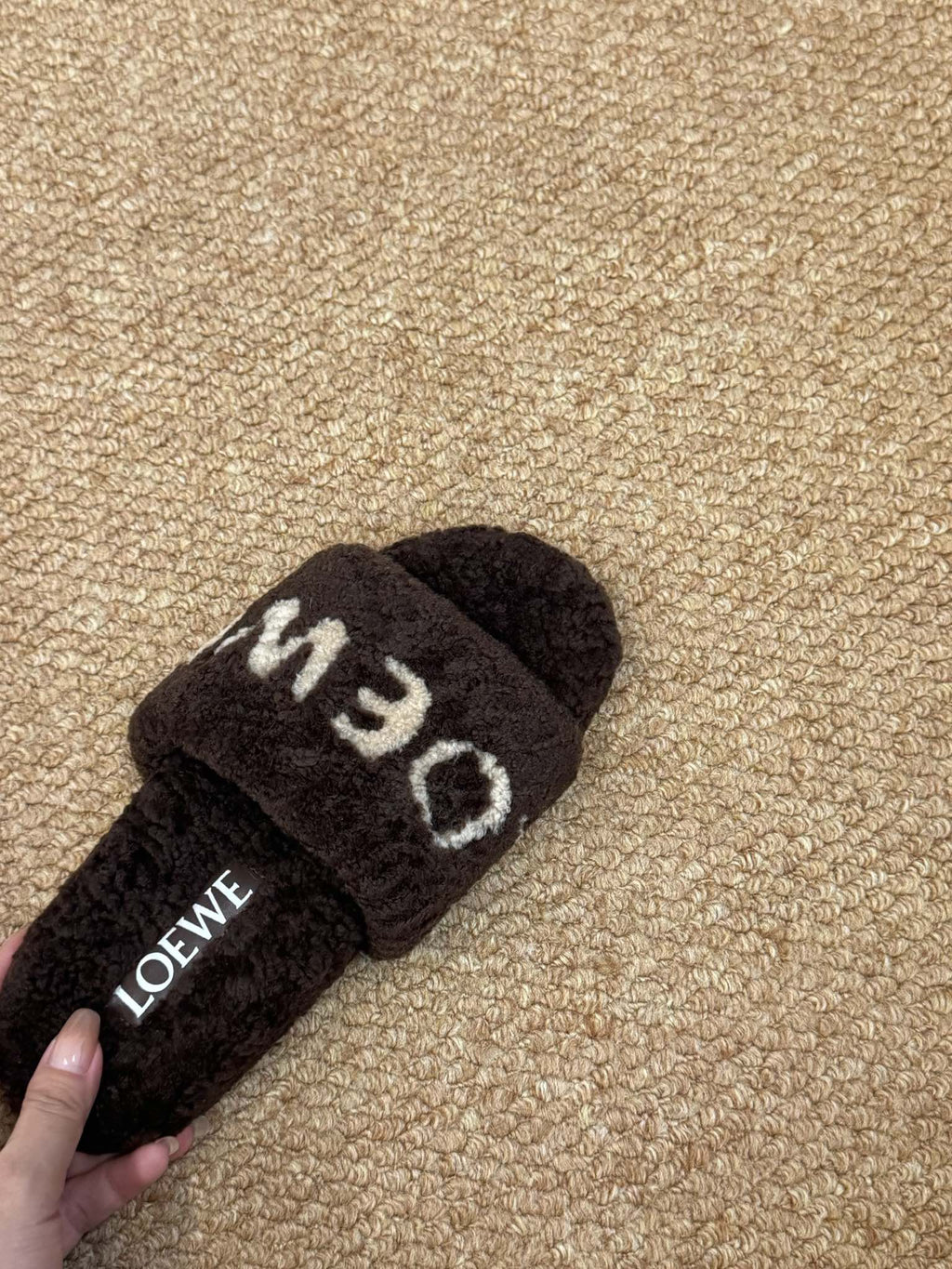 LOEWE 26S FLUFFY SLIDE SANDALS IN DARK BROWN SHEARLING LOGO