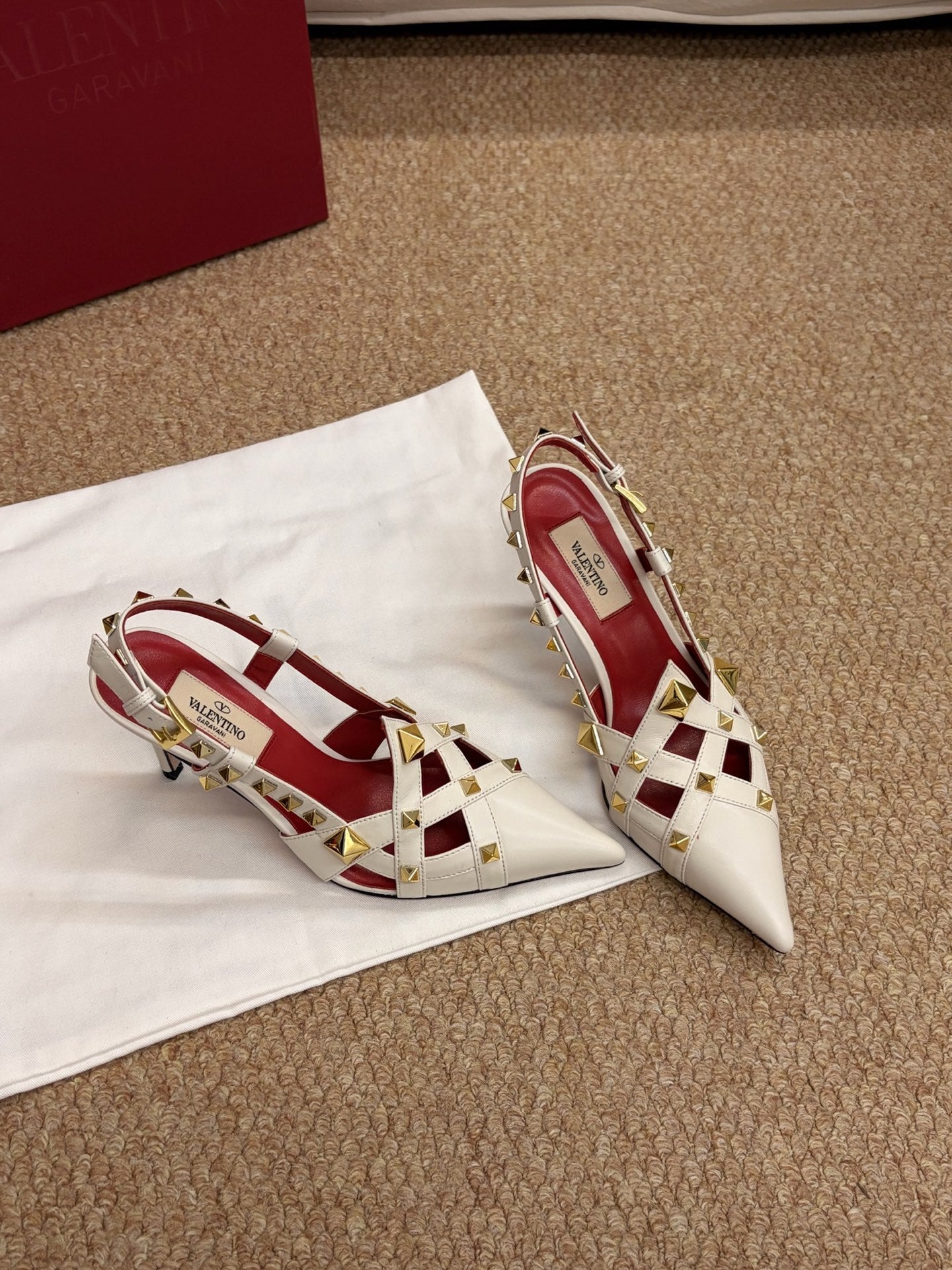 VALENTINO 26S ROCKSTUD SLINGBACK HEELS IN OFF-WHITE CALFSKIN
