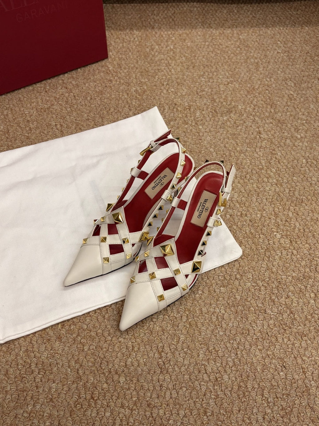 VALENTINO 26S ROCKSTUD SLINGBACK HEELS IN OFF-WHITE CALFSKIN