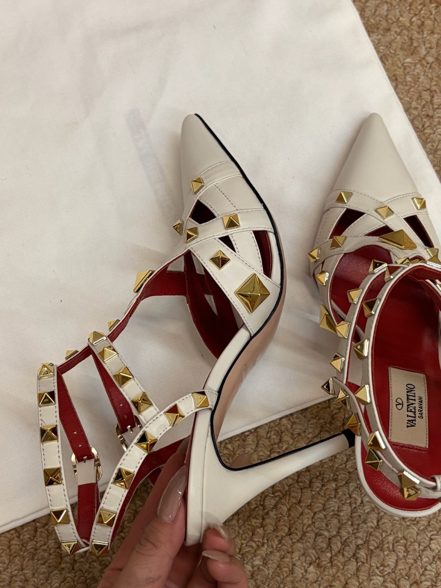VALENTINO 26S OCKSTUD HEELS IN OFF-WHITE CALFSKIN