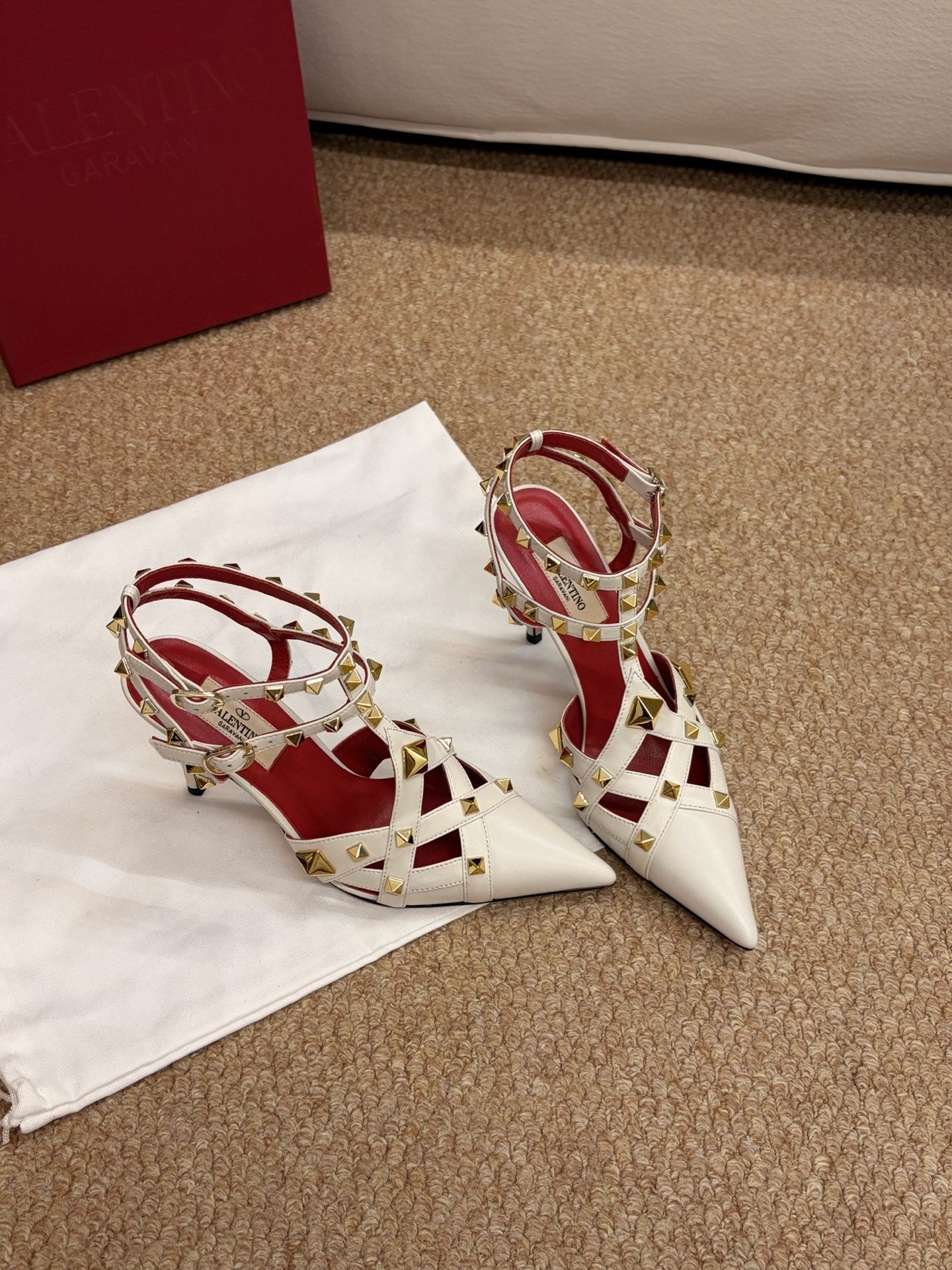 VALENTINO 26S OCKSTUD HEELS IN OFF-WHITE CALFSKIN