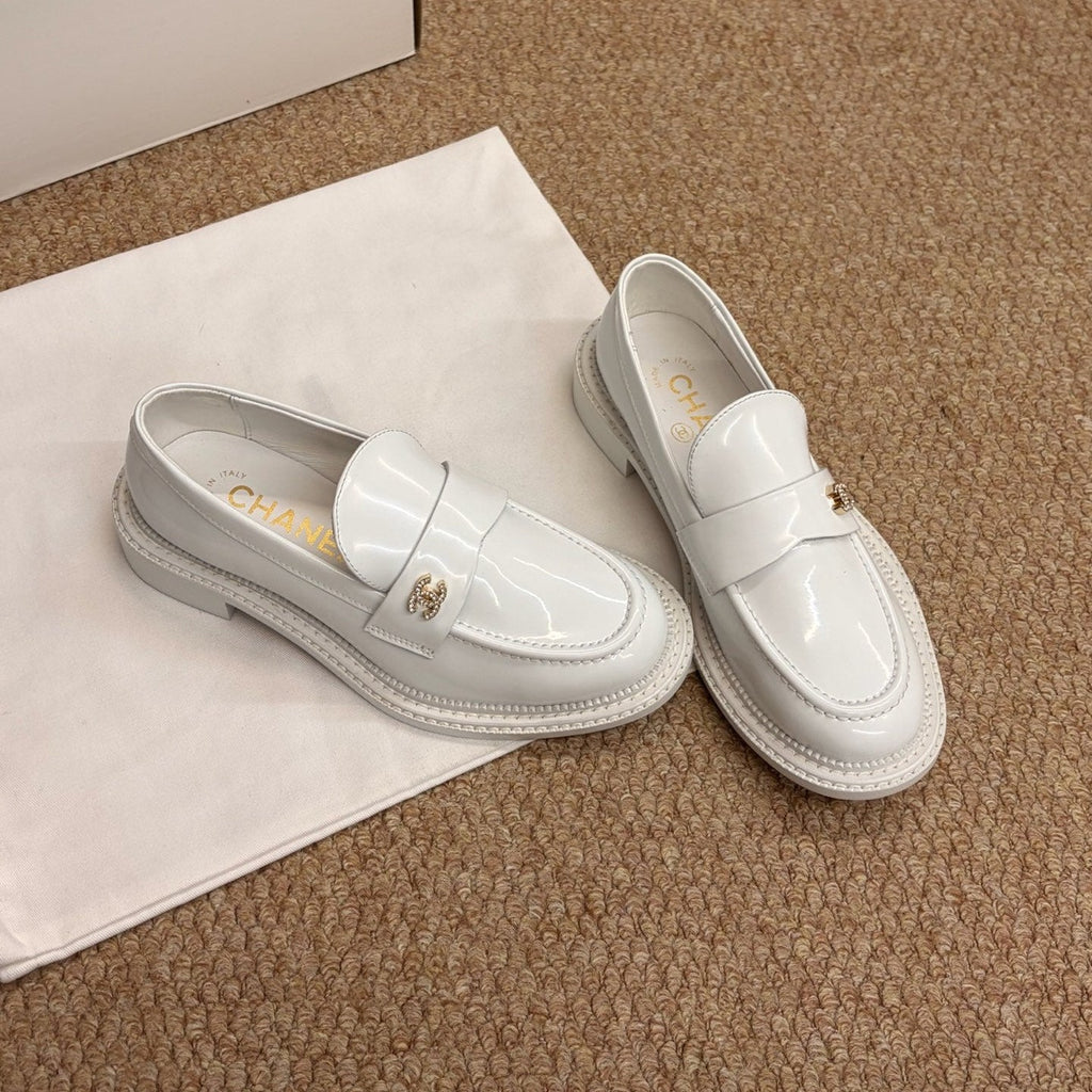 CHANEL 26S LOAFERS IN WHITE PATENT CALFSKIN CC LOGO