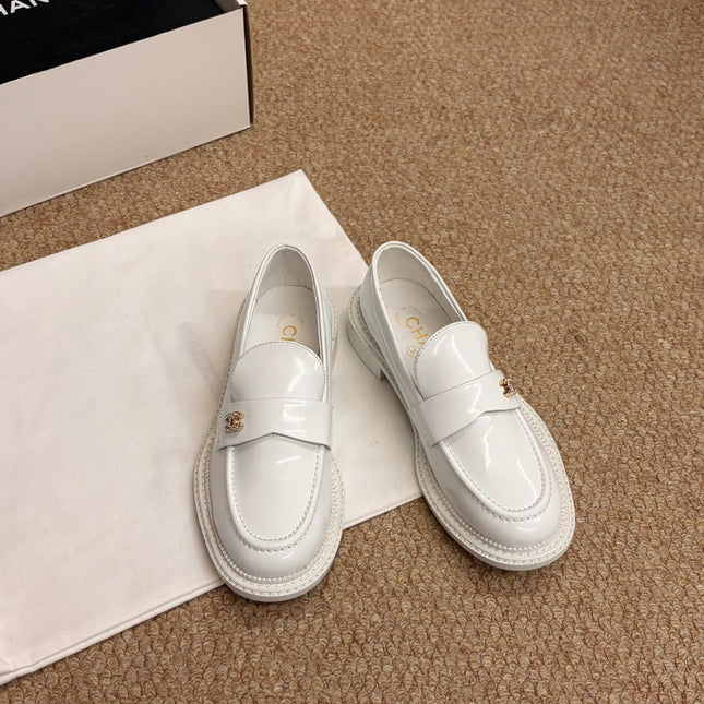 CHANEL 26S LOAFERS IN WHITE PATENT CALFSKIN CC LOGO