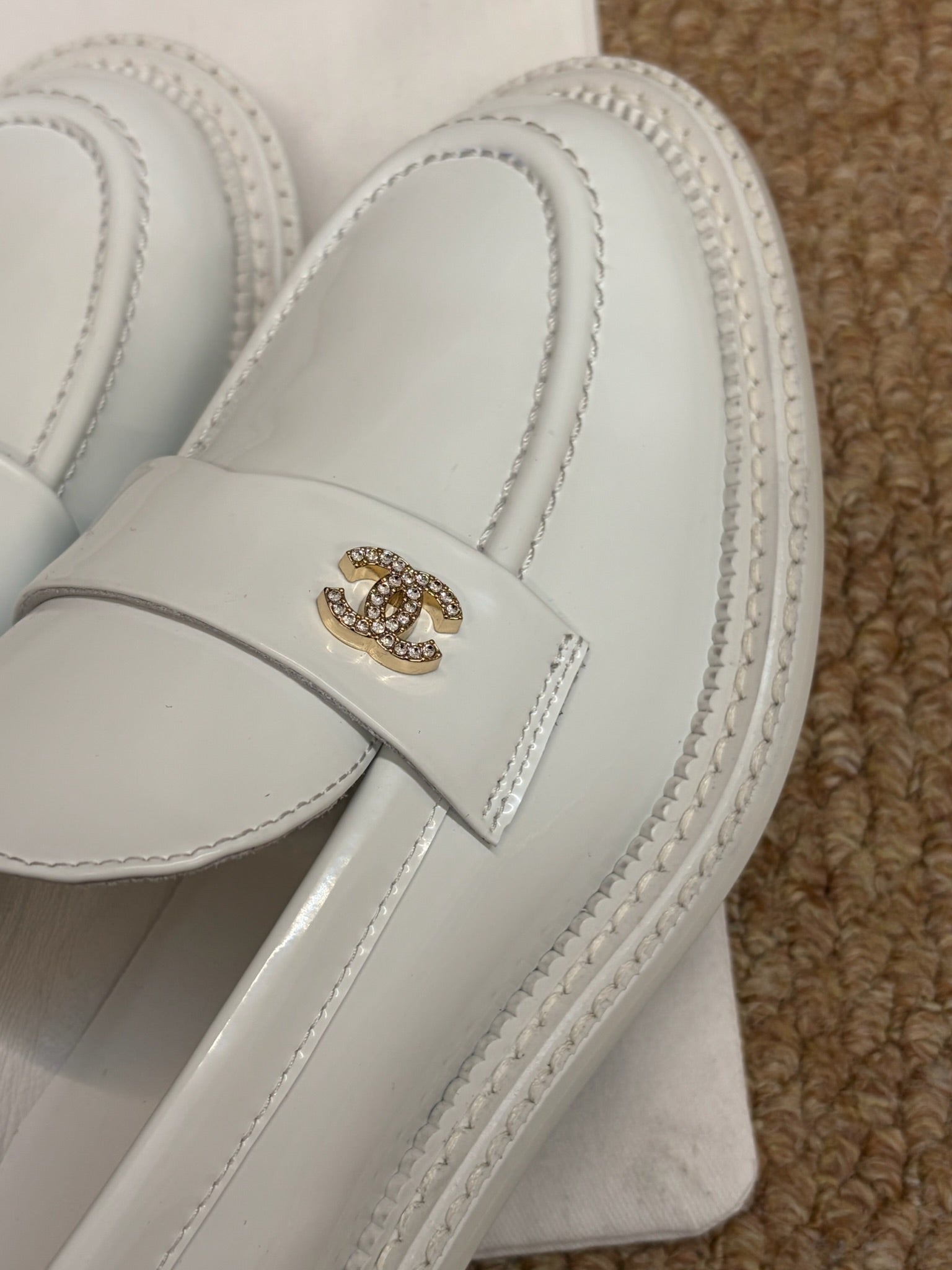 CHANEL 26S LOAFERS IN WHITE PATENT CALFSKIN CC LOGO