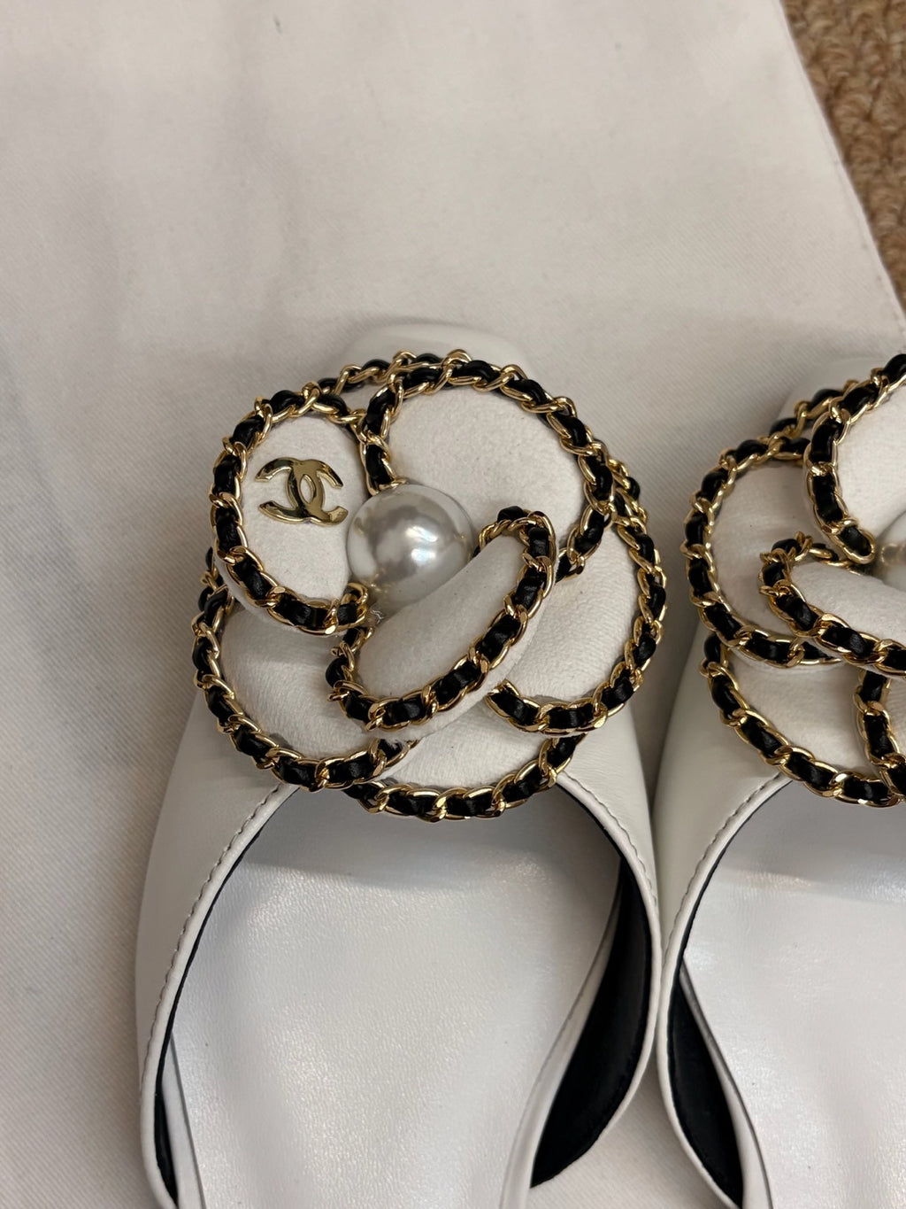 CHANEL 26S SLINGBACK FLATS IN WHITE CALFSKIN CAMELLIA PEARL