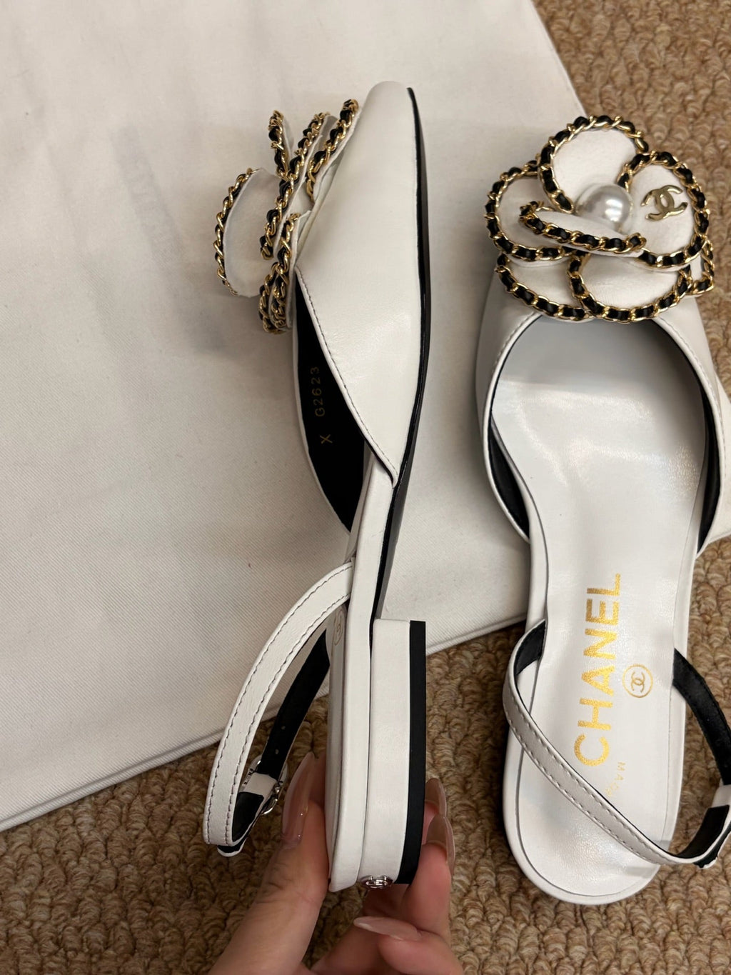 CHANEL 26S SLINGBACK FLATS IN WHITE CALFSKIN CAMELLIA PEARL