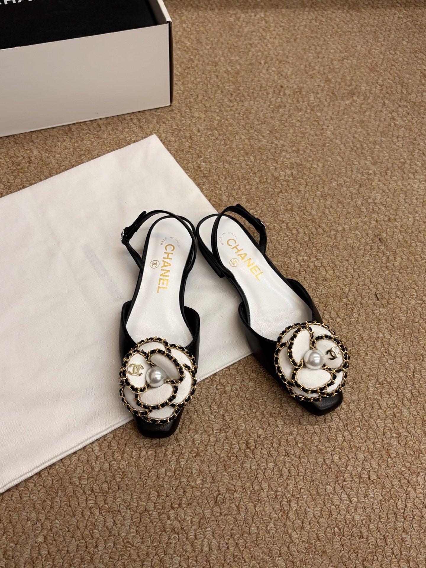 CHANEL 26S SLINGBACK FLATS IN BLACK CALFSKIN CAMELLIA PEARL