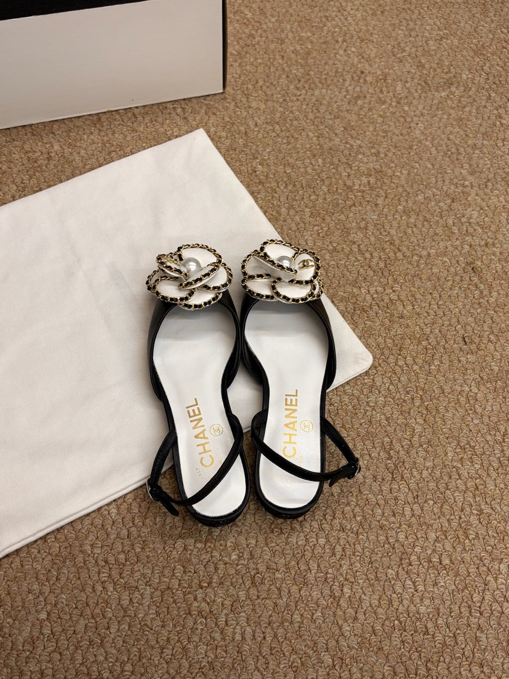 CHANEL 26S SLINGBACK FLATS IN BLACK CALFSKIN CAMELLIA PEARL