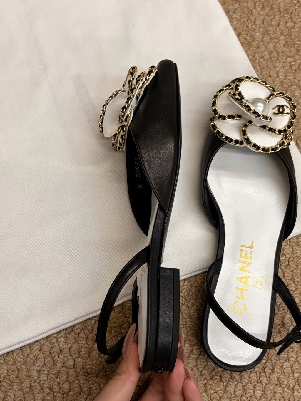 CHANEL 26S SLINGBACK FLATS IN BLACK CALFSKIN CAMELLIA PEARL