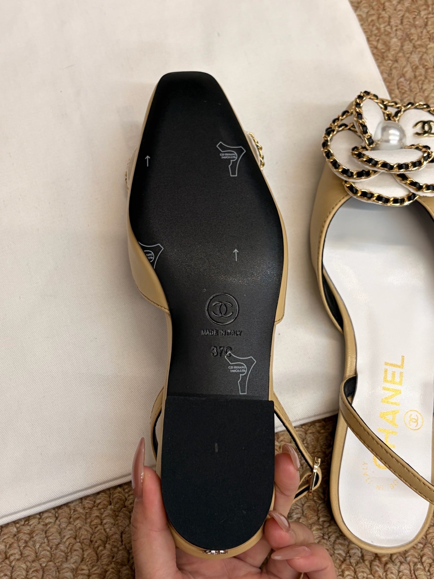 CHANEL 26S SLINGBACK FLATS IN BEIGE CALFSKIN CAMELLIA PEARL