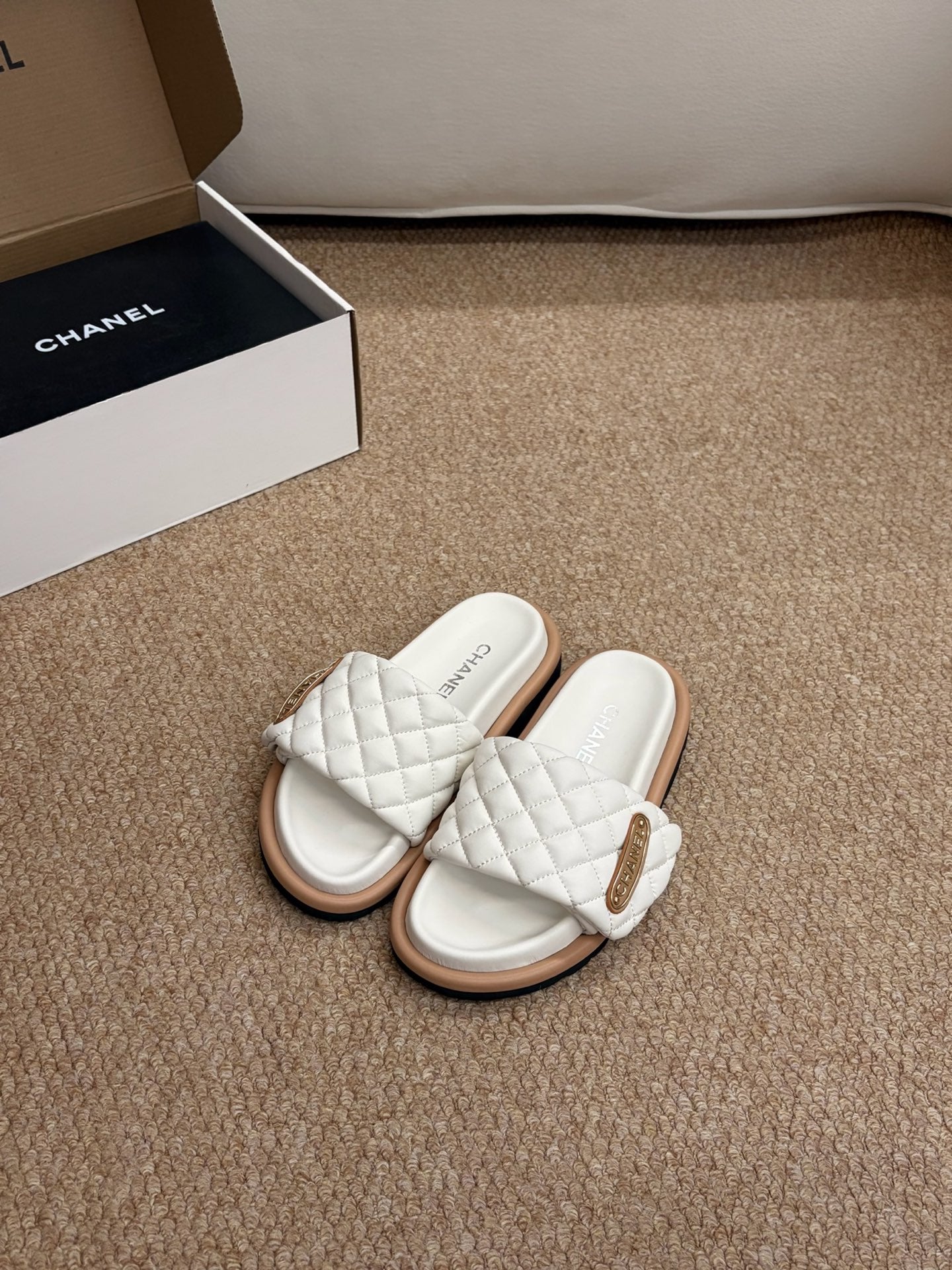 CHANEL 26S SLIDE SANDALS IN WHITE QUILTED CALFSKIN WITH LOGO PLAQUE