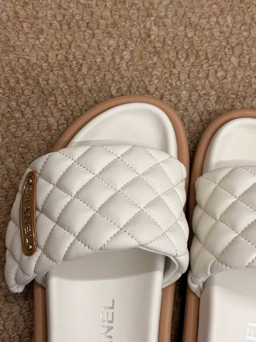 CHANEL 26S SLIDE SANDALS IN WHITE QUILTED CALFSKIN WITH LOGO PLAQUE