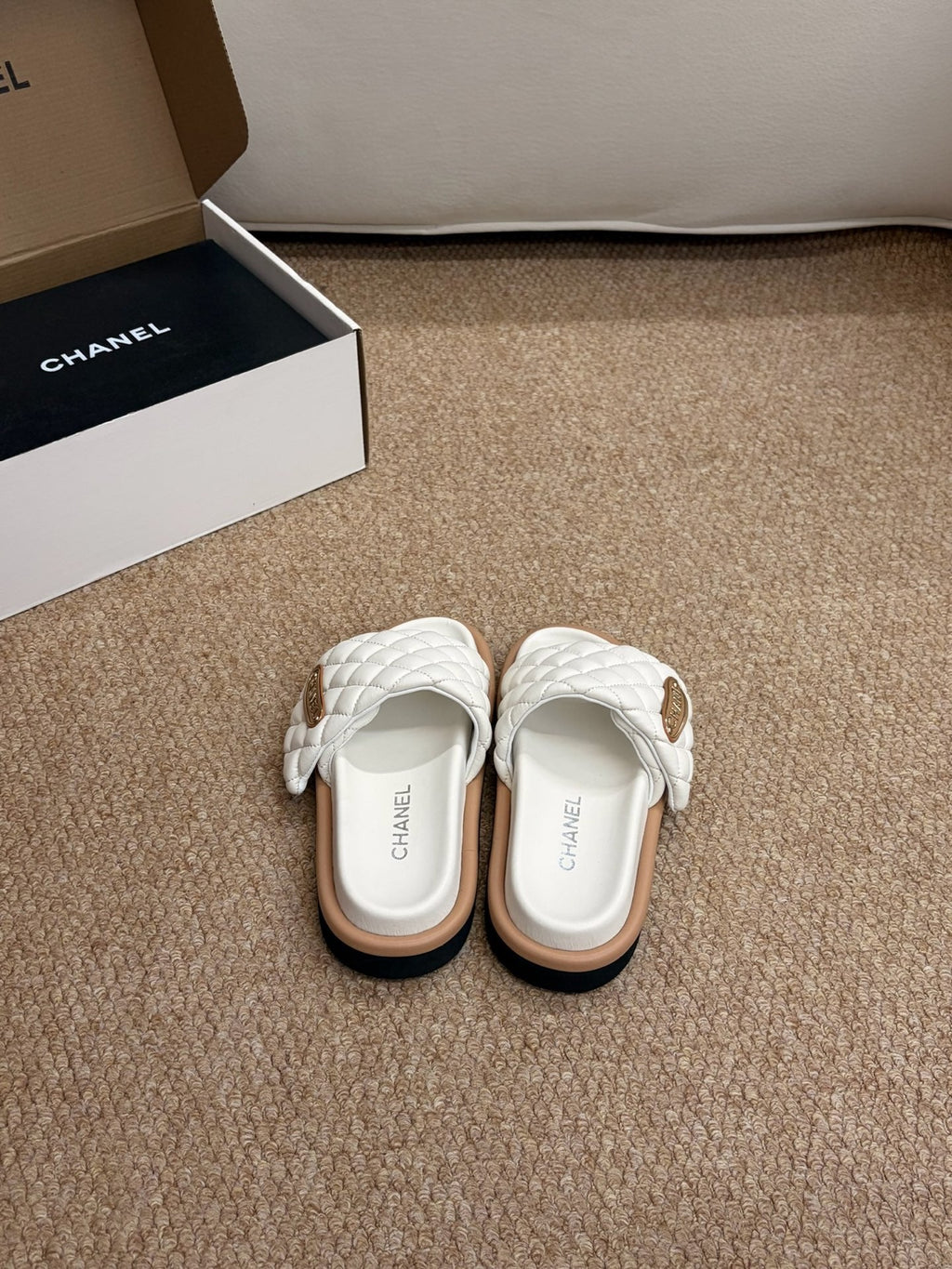 CHANEL 26S SLIDE SANDALS IN WHITE QUILTED CALFSKIN WITH LOGO PLAQUE