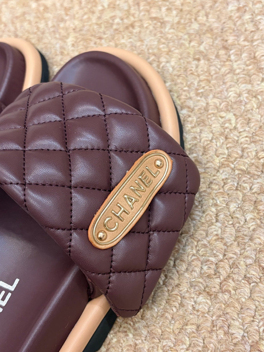 CHANEL 26S SLIDE SANDALS IN BURGUNDY RED QUILTED CALFSKIN WITH LOGO PLAQUE
