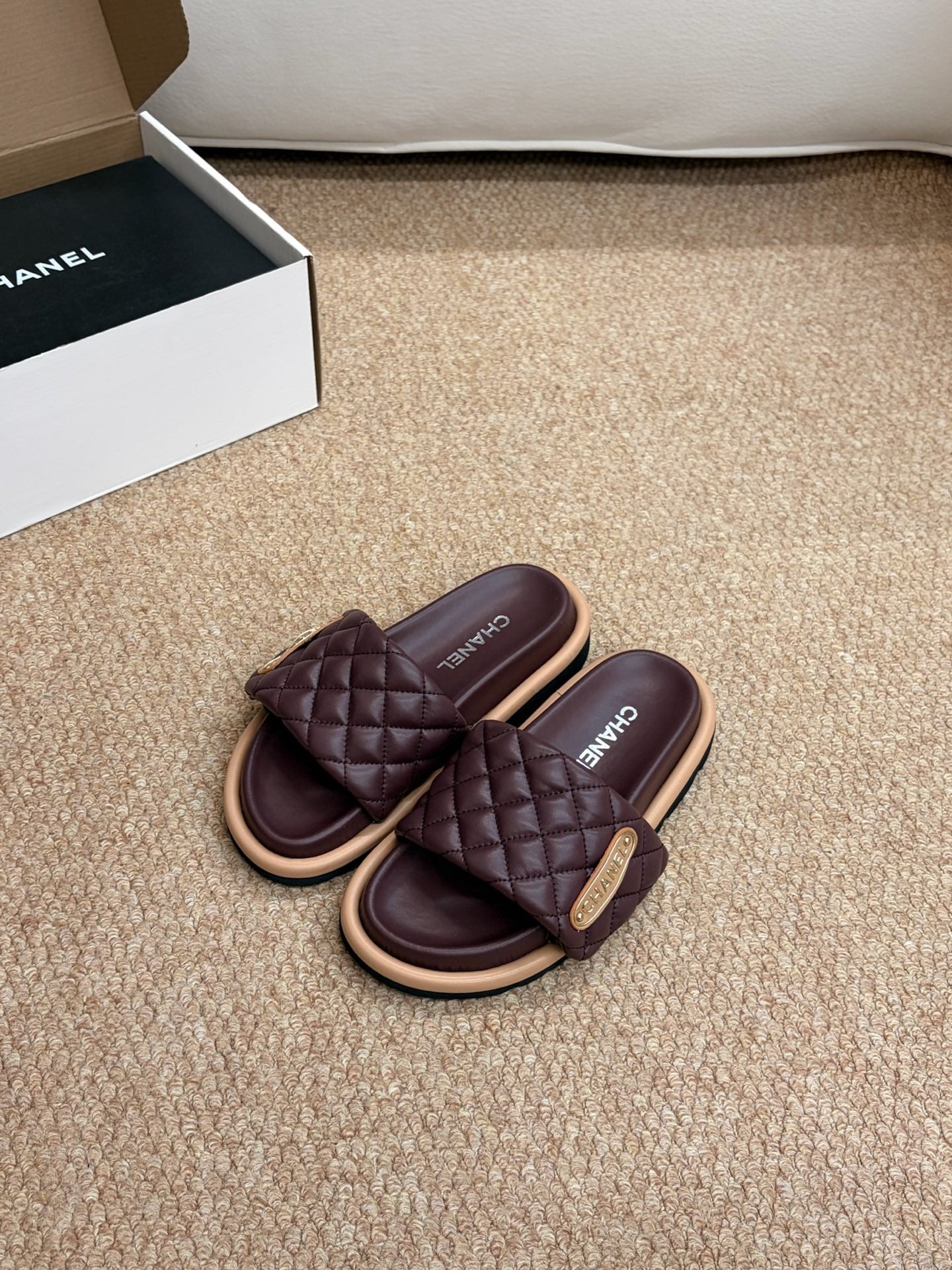 CHANEL 26S SLIDE SANDALS IN BURGUNDY RED QUILTED CALFSKIN WITH LOGO PLAQUE