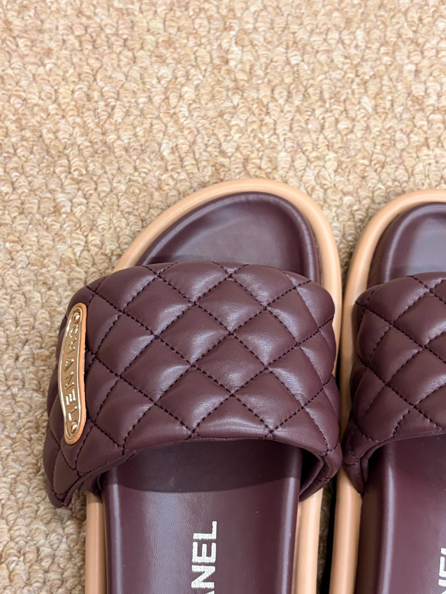 CHANEL 26S SLIDE SANDALS IN BURGUNDY RED QUILTED CALFSKIN WITH LOGO PLAQUE
