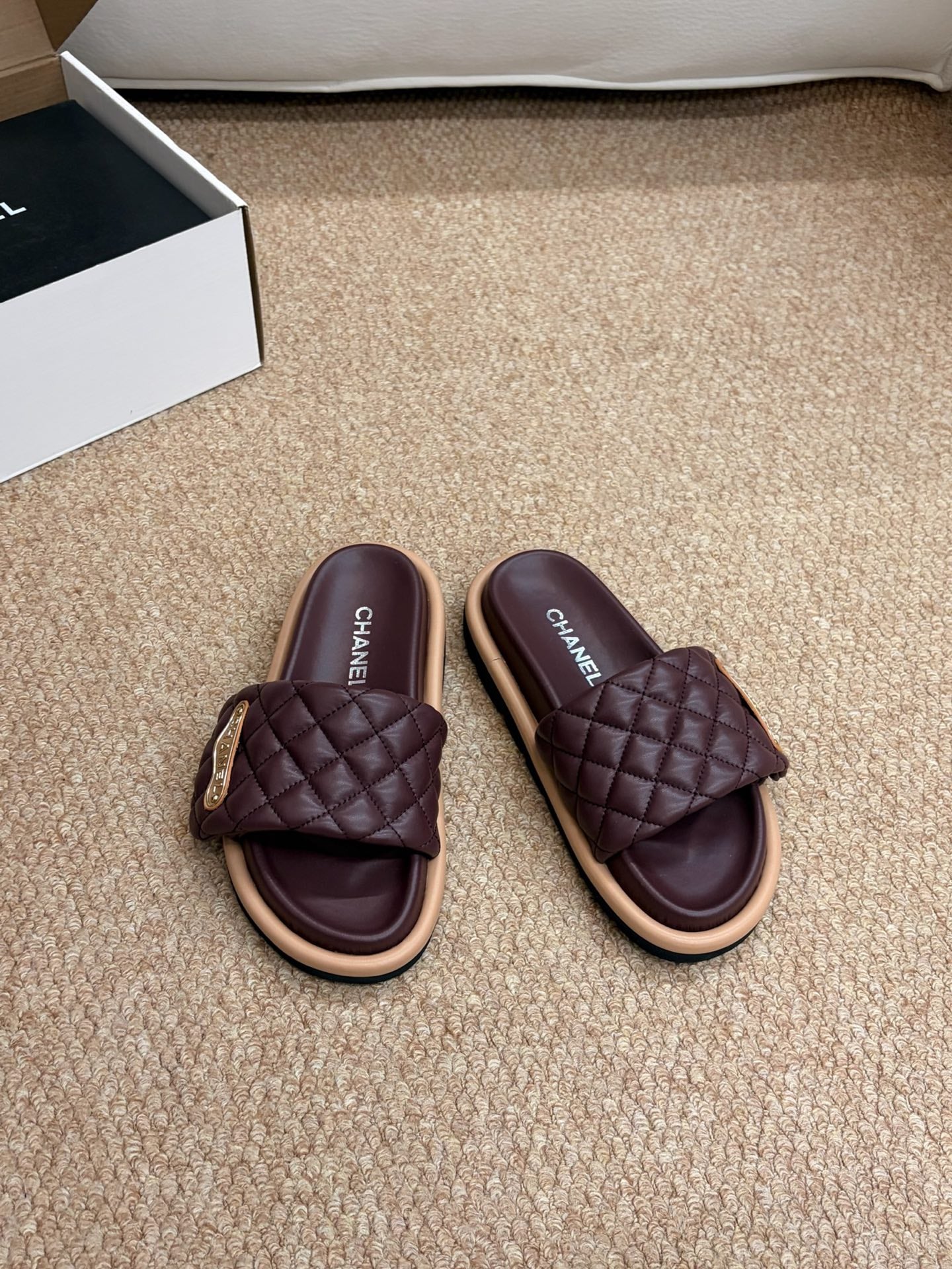 CHANEL 26S SLIDE SANDALS IN BURGUNDY RED QUILTED CALFSKIN WITH LOGO PLAQUE