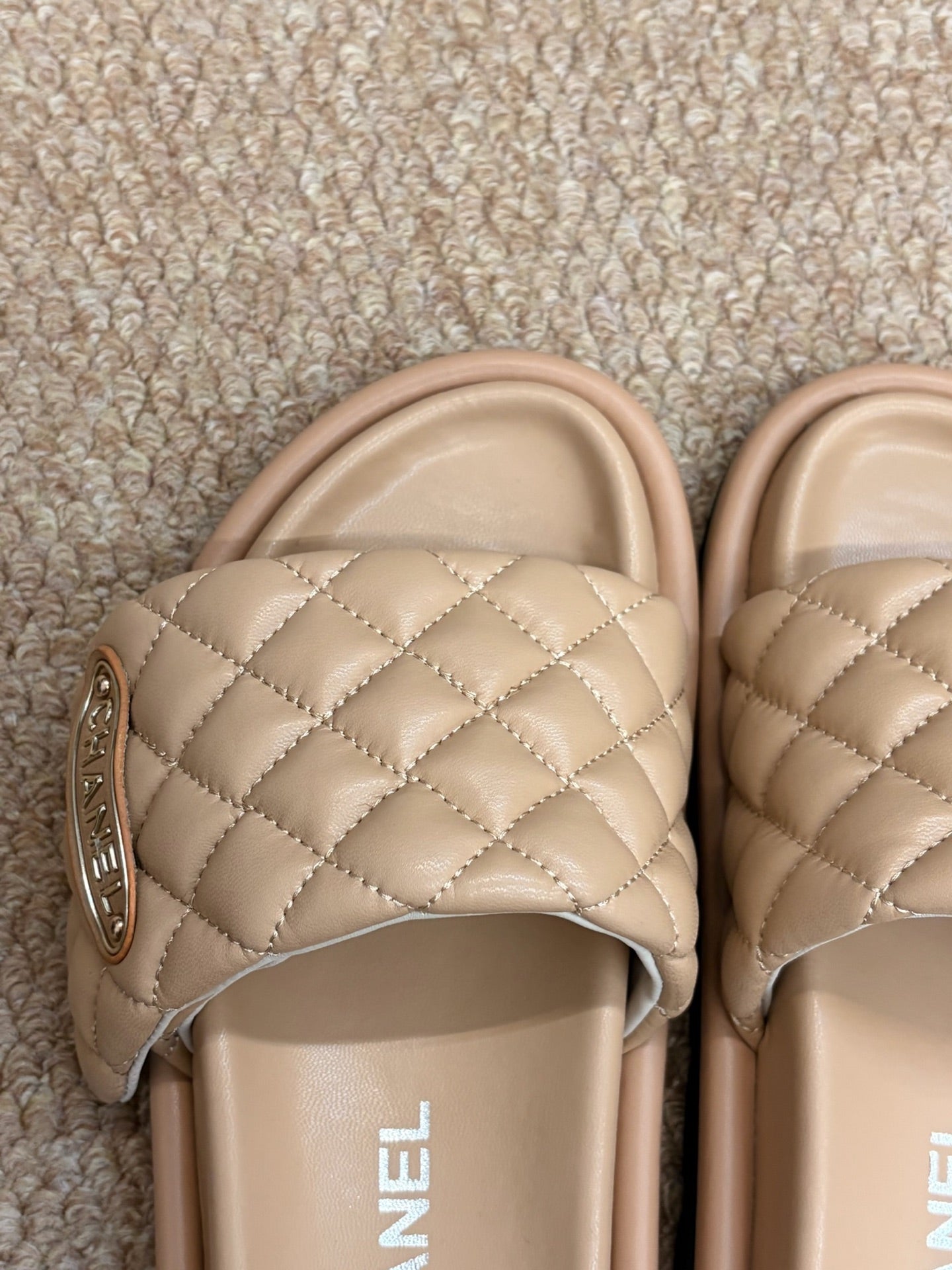 CHANEL 26S SLIDE SANDALS IN BEIGE QUILTED CALFSKIN WITH LOGO PLAQUE
