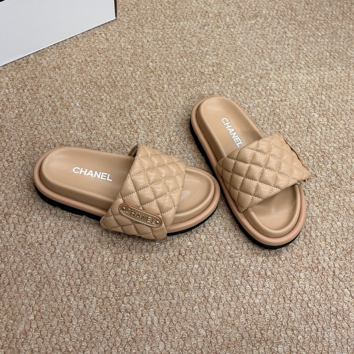 CHANEL 26S SLIDE SANDALS IN BEIGE QUILTED CALFSKIN WITH LOGO PLAQUE