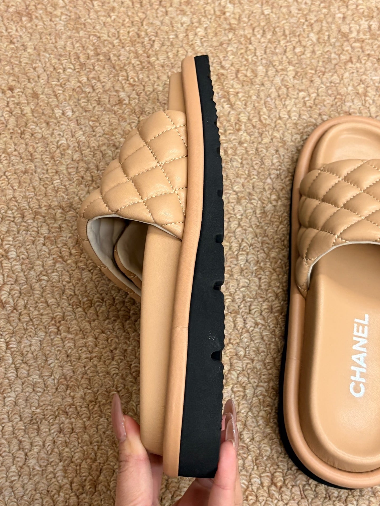 CHANEL 26S SLIDE SANDALS IN BEIGE QUILTED CALFSKIN WITH LOGO PLAQUE
