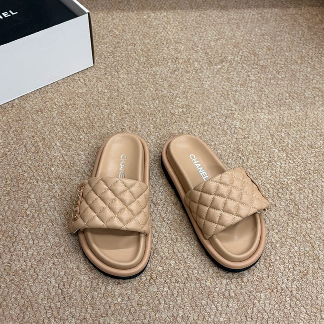 CHANEL 26S SLIDE SANDALS IN BEIGE QUILTED CALFSKIN WITH LOGO PLAQUE