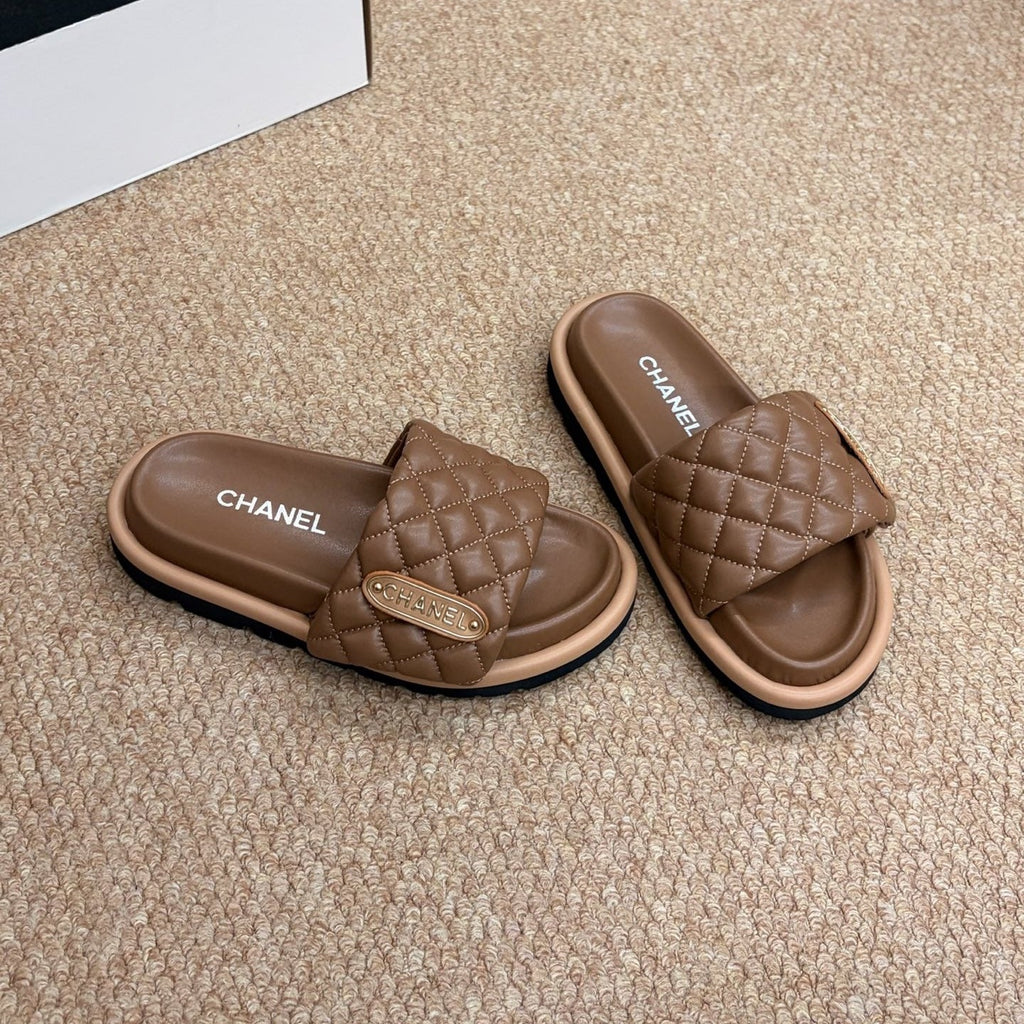 CHANEL 26S SLIDE SANDALS IN BROWN QUILTED CALFSKIN WITH LOGO PLAQUE