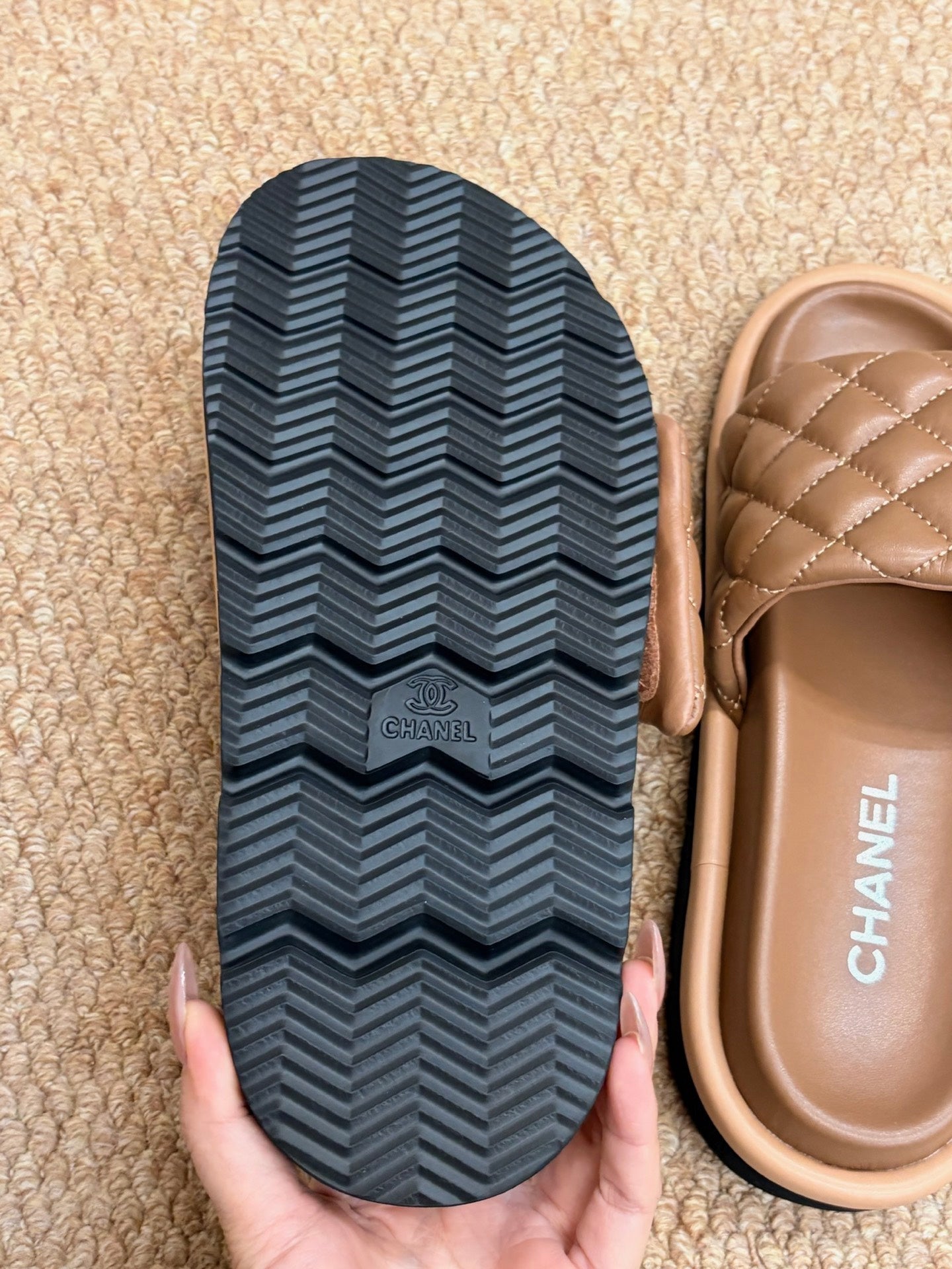 CHANEL 26S SLIDE SANDALS IN BROWN QUILTED CALFSKIN WITH LOGO PLAQUE