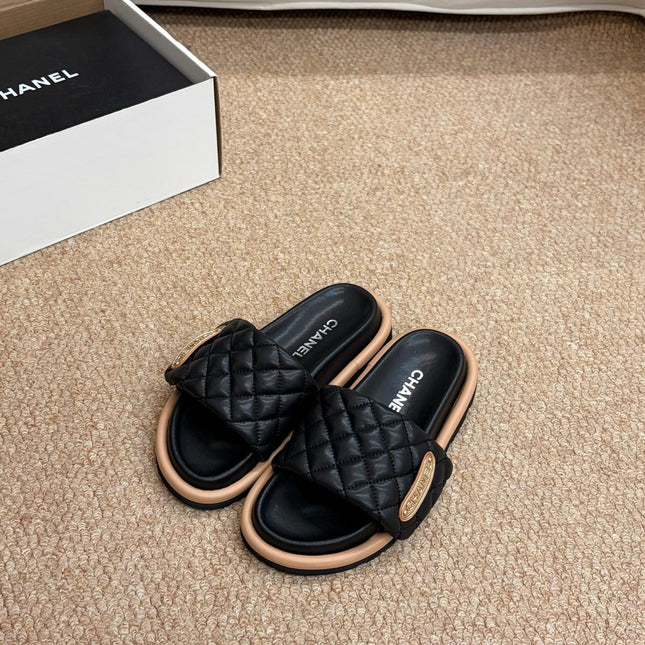 CHANEL 26S SLIDE SANDALS IN BLACK QUILTED CALFSKIN WITH LOGO PLAQUE