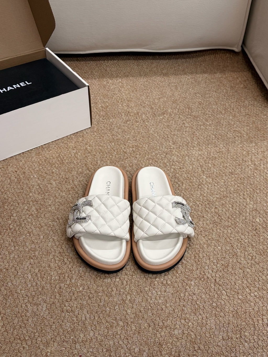 CHANEL 26S SLIDE SANDALS IN WHITE QUILTED CALFSKIN SILVER HARDWARE