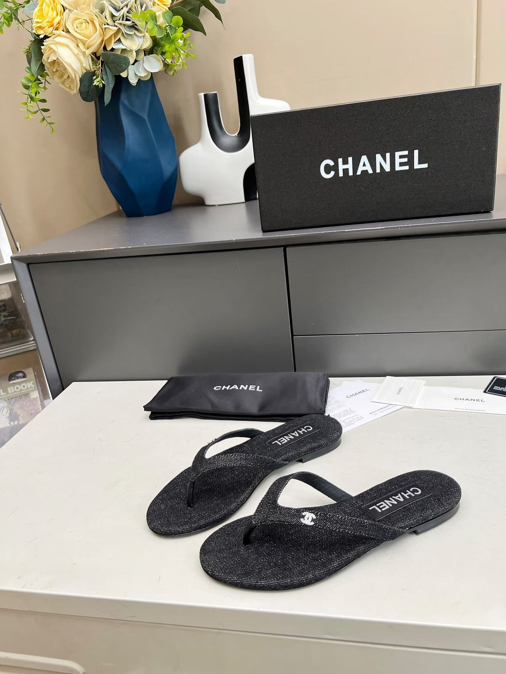 THONG SLIPPERS IN BLACK DENIM
