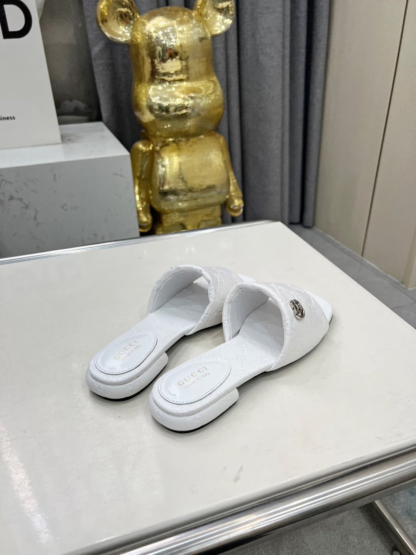 GG CASUAL SLIPPERS IN WHITE CALFSKIN LOGO EMBOSSING
