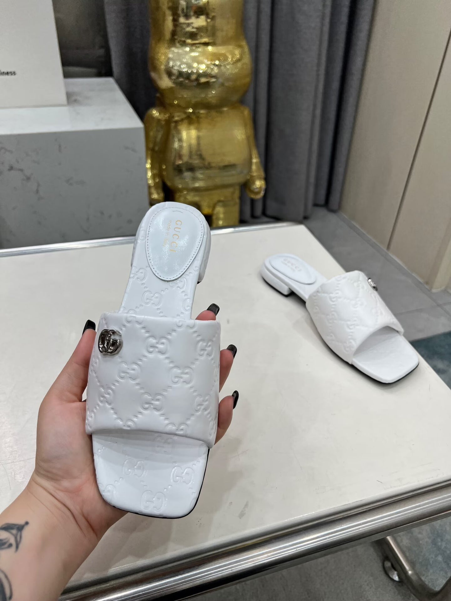 GG CASUAL SLIPPERS IN WHITE CALFSKIN LOGO EMBOSSING