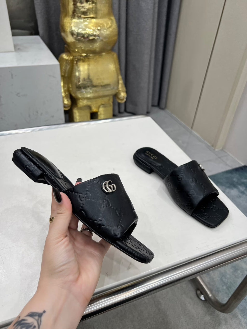GG CASUAL SLIPPERS IN BLACK CALFSKIN LOGO EMBOSSING