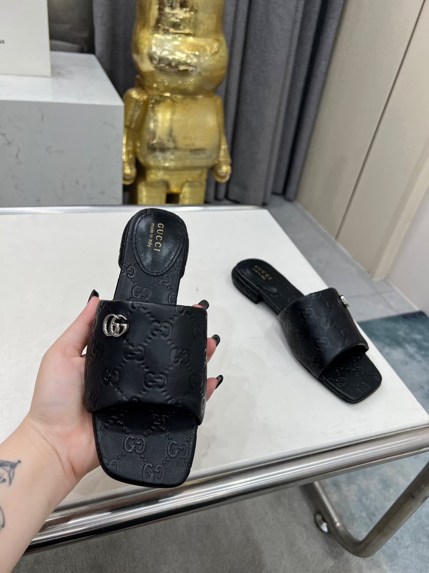 GG CASUAL SLIPPERS IN BLACK CALFSKIN LOGO EMBOSSING