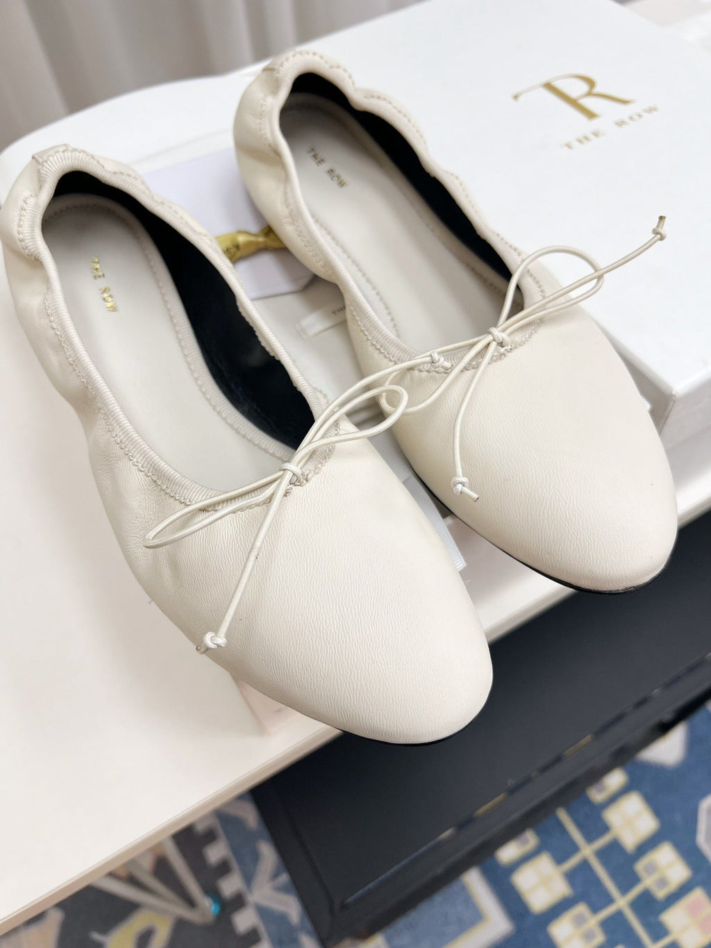 THE ROW 26S BALLET FLATS IN IVORY WHITE CALFSKIN ELASTIC TRIM WITH BOW