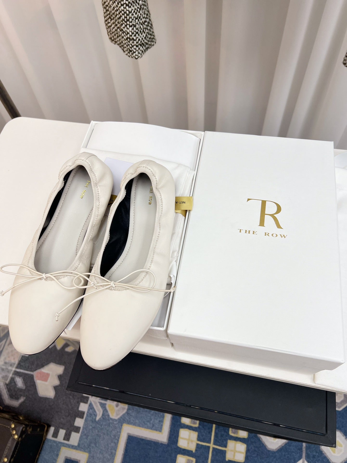 THE ROW 26S BALLET FLATS IN IVORY WHITE CALFSKIN ELASTIC TRIM WITH BOW