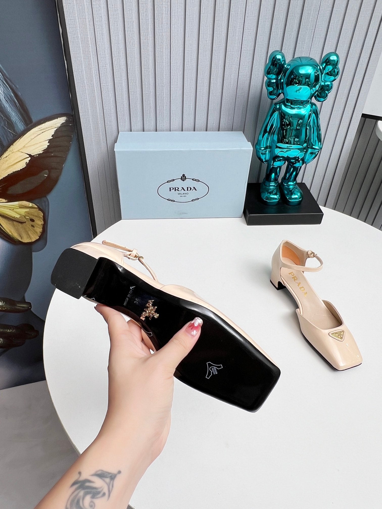 PRADA 26S ANKLE STRAP PUMPS 40MM IN NUDE BEIGE PATENT CALFSKIN TRIANGLE LOGO
