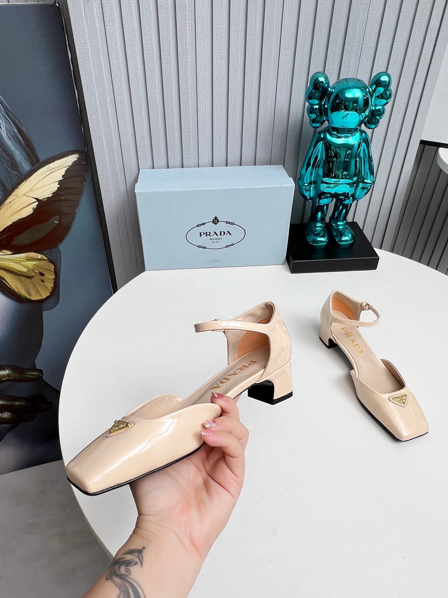 PRADA 26S ANKLE STRAP PUMPS 40MM IN NUDE BEIGE PATENT CALFSKIN TRIANGLE LOGO