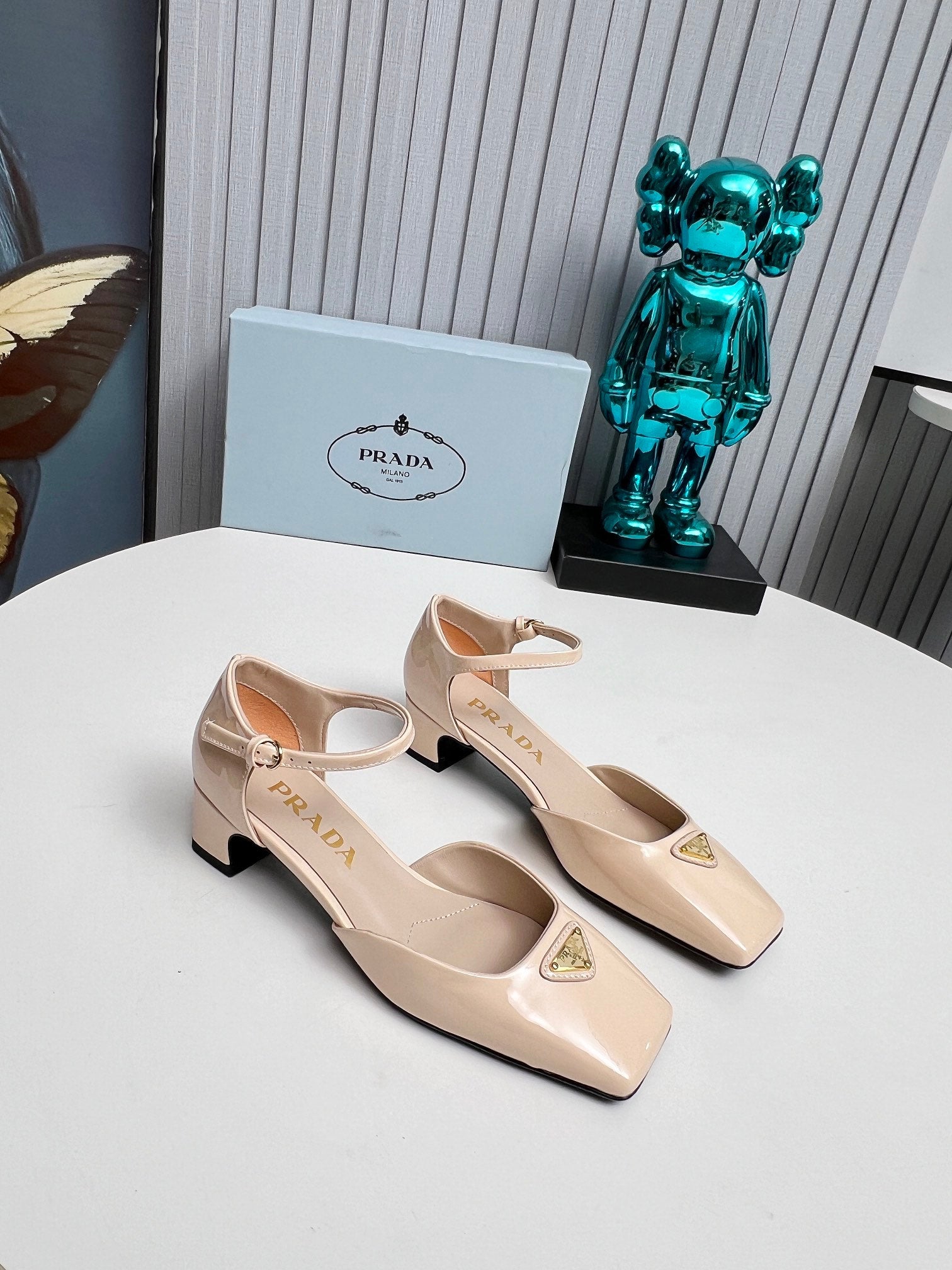 PRADA 26S ANKLE STRAP PUMPS 40MM IN NUDE BEIGE PATENT CALFSKIN TRIANGLE LOGO