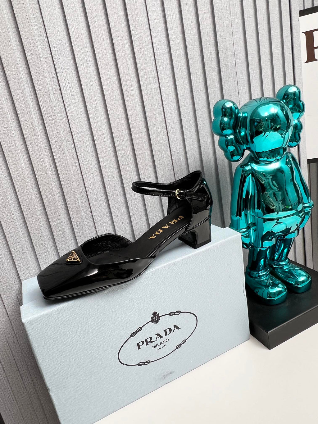 PRADA 26S ANKLE STRAP PUMPS 40MM IN BLACK PATENT CALFSKIN TRIANGLE LOGO