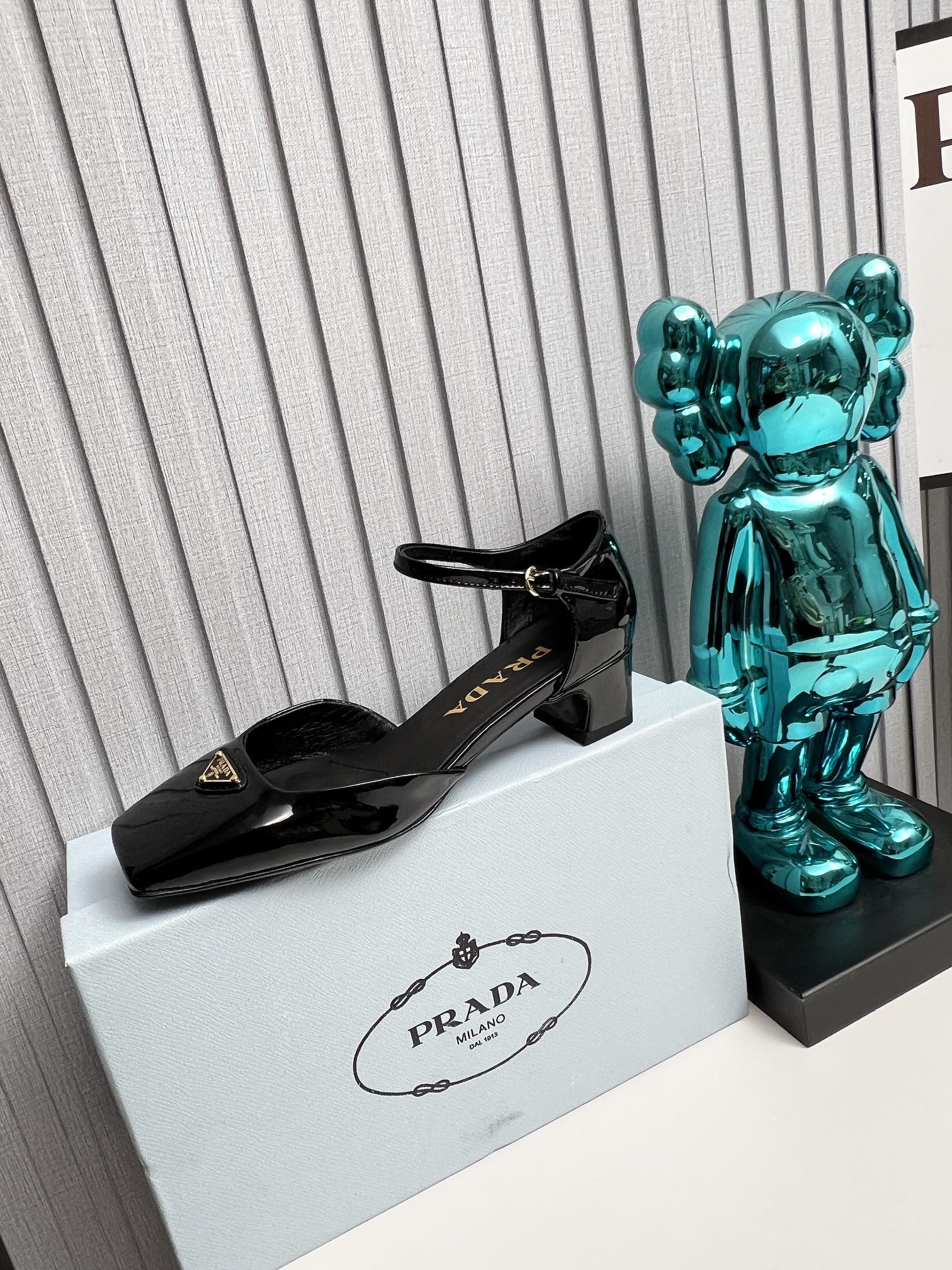 PRADA 26S ANKLE STRAP PUMPS 40MM IN BLACK PATENT CALFSKIN TRIANGLE LOGO