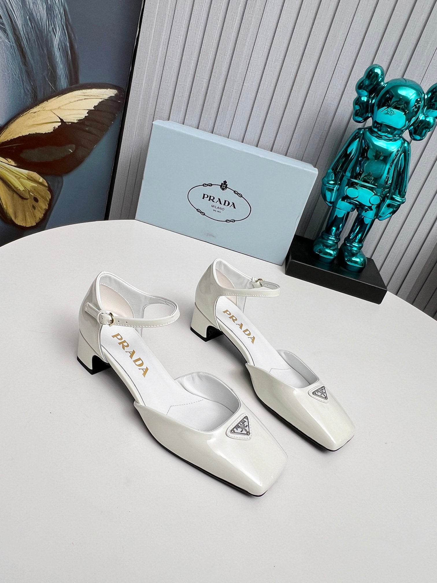 PRADA 26S ANKLE STRAP PUMPS 40MM IN WHITE PATENT CALFSKIN TRIANGLE LOGO