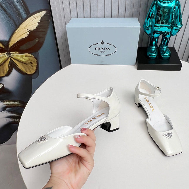 PRADA 26S ANKLE STRAP PUMPS 40MM IN WHITE PATENT CALFSKIN TRIANGLE LOGO