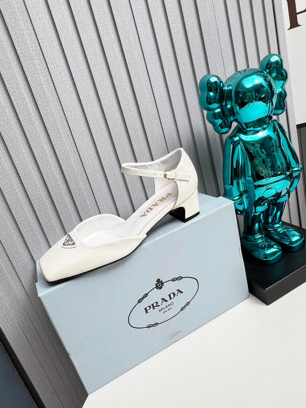 PRADA 26S ANKLE STRAP PUMPS 40MM IN WHITE PATENT CALFSKIN TRIANGLE LOGO
