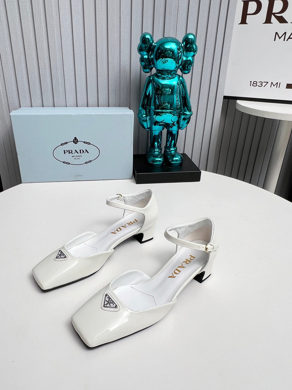 PRADA 26S ANKLE STRAP PUMPS 40MM IN WHITE PATENT CALFSKIN TRIANGLE LOGO