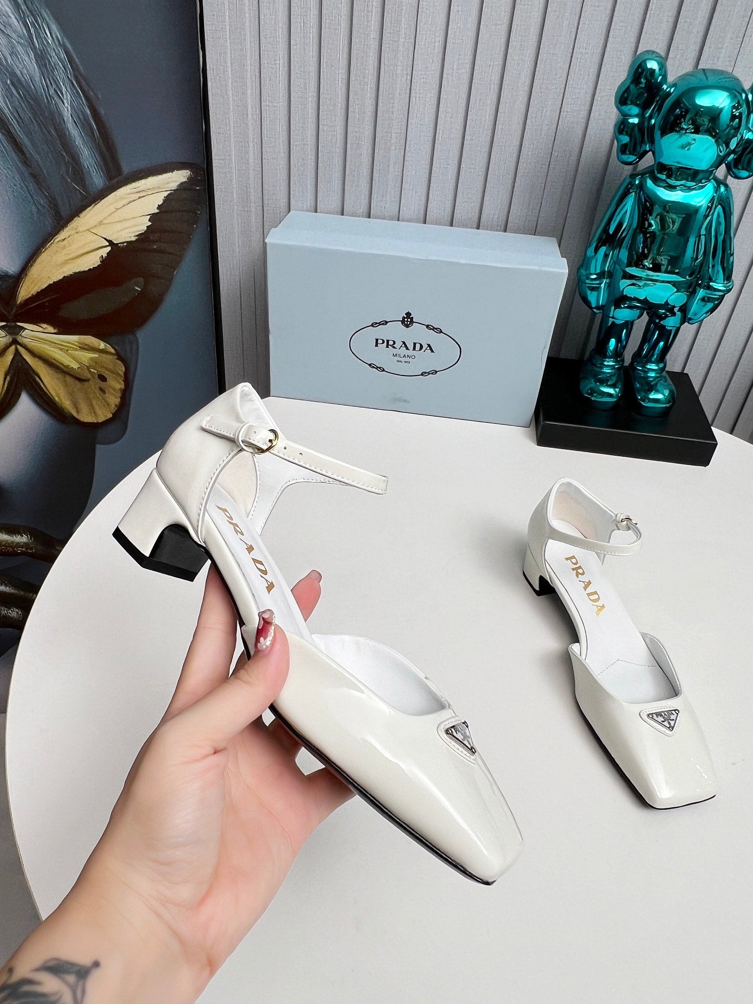 PRADA 26S ANKLE STRAP PUMPS 40MM IN WHITE PATENT CALFSKIN TRIANGLE LOGO