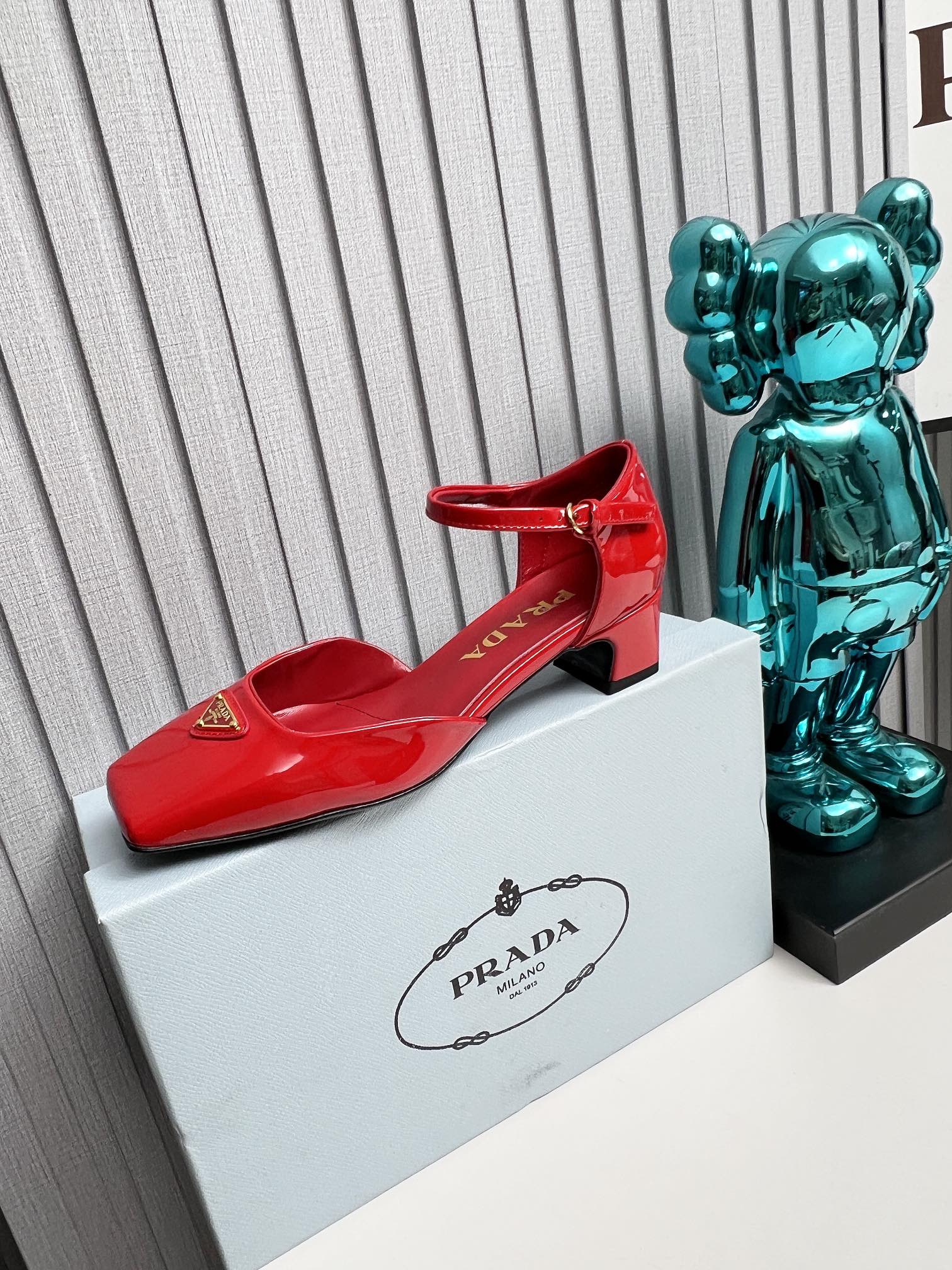 PRADA 26S ANKLE STRAP PUMPS 40MM IN RED PATENT CALFSKIN TRIANGLE LOGO