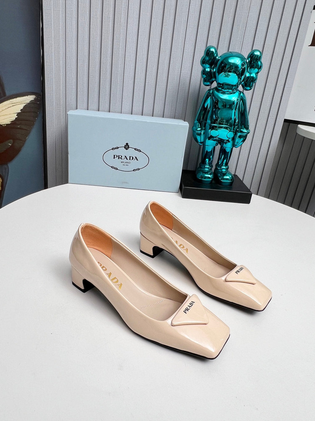 PRADA 26S SQUARE TOE PUMPS BLOCK HEEL 40MM IN NUDE BEIGE PATENT CALFSKIN WITH LOGO